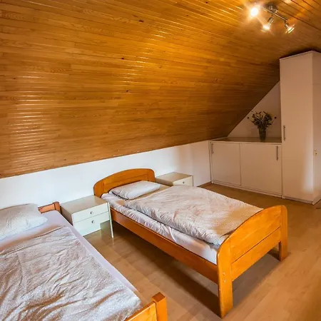 Malovany Dvorecek * Dolní Dunajovice