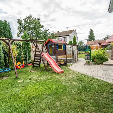 Malovany Dvorecek * Dolní Dunajovice